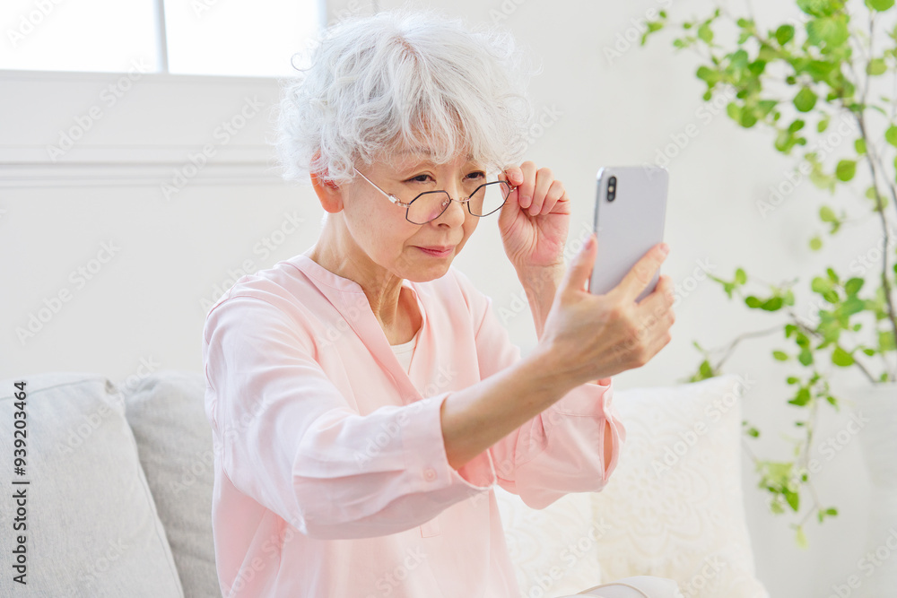 スマートフォンを見る女性